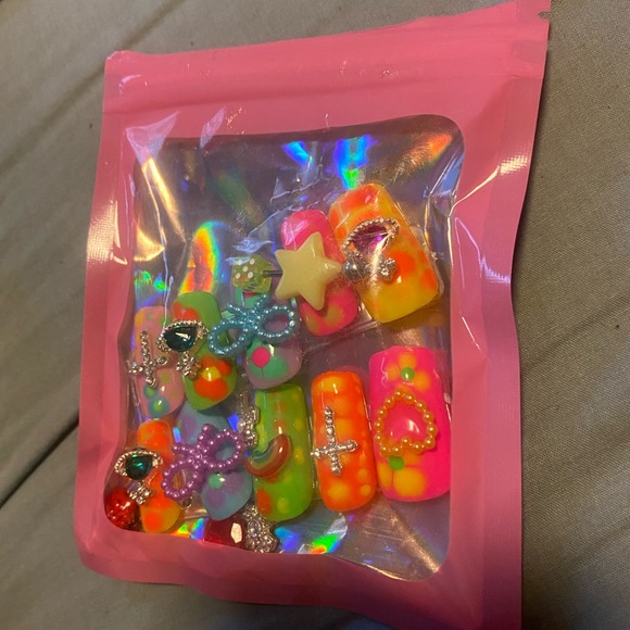 Y2K style nails with gems - Picture 2 of 2